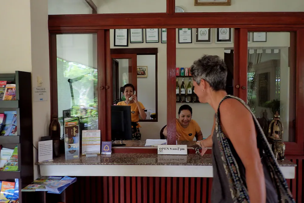 Check-in/check-out kiosk