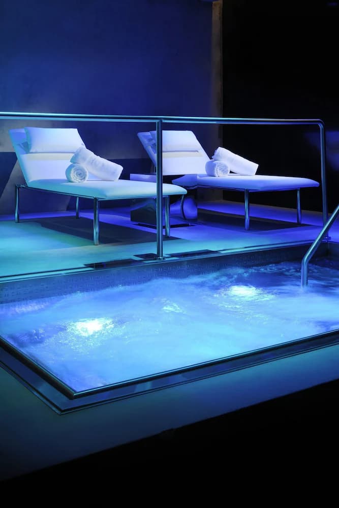 Indoor spa tub
