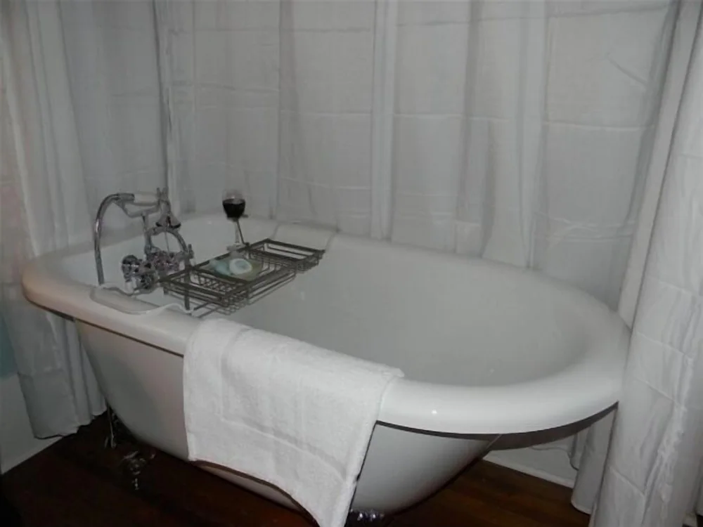 Deep soaking bathtub