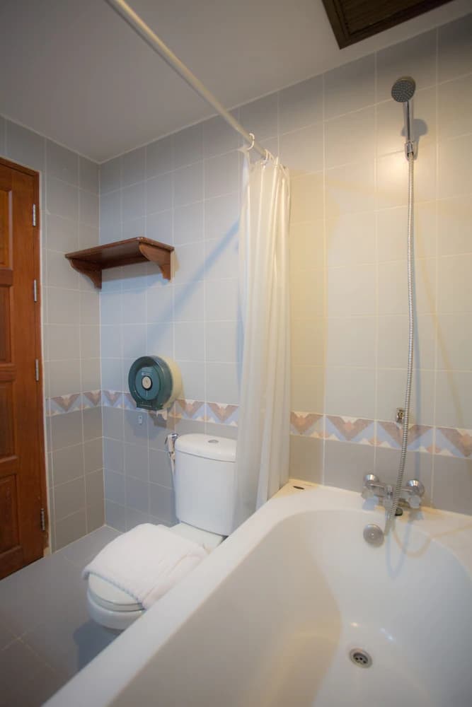 Deep soaking bathtub