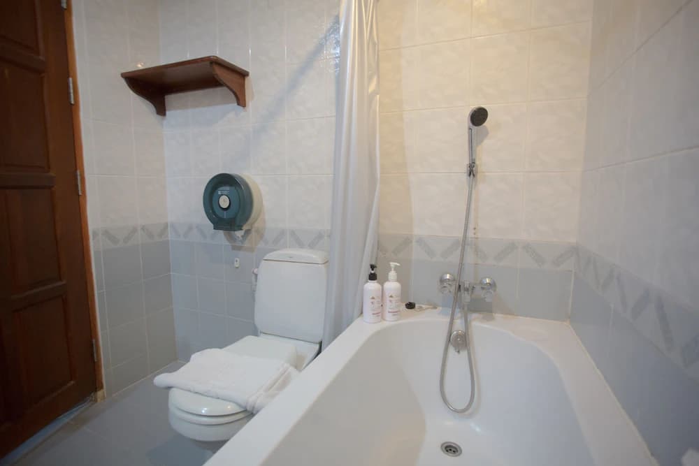 Deep soaking bathtub