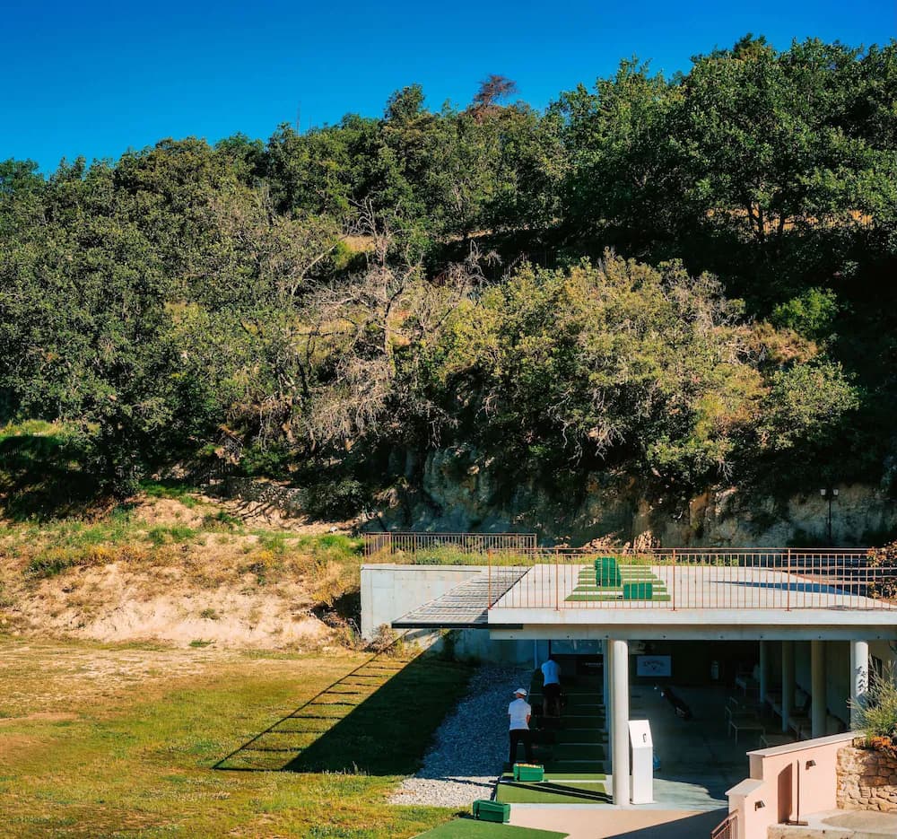 Indoor golf driving range