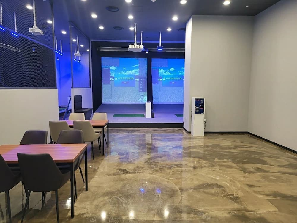 Indoor golf driving range