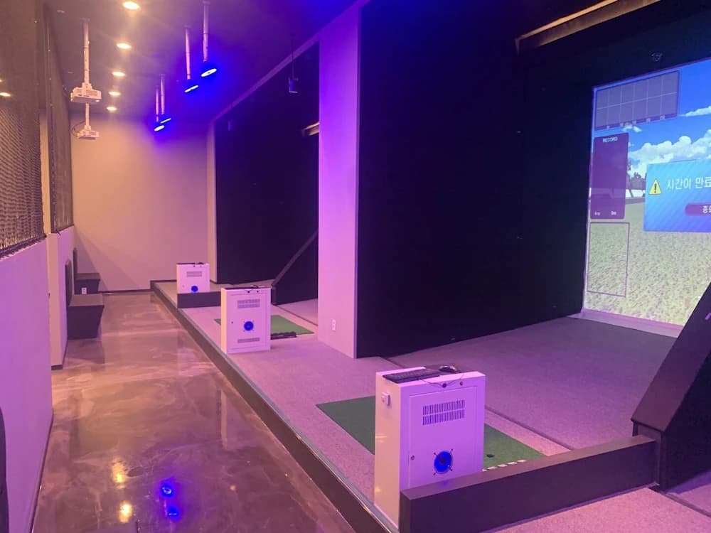 Indoor golf driving range