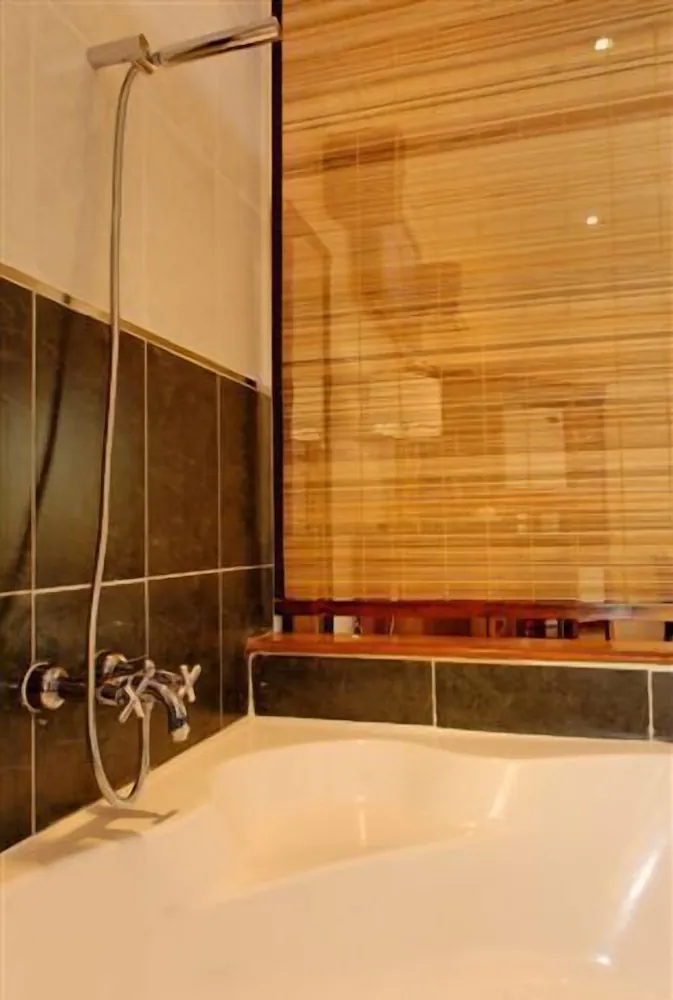 Deep soaking bathtub
