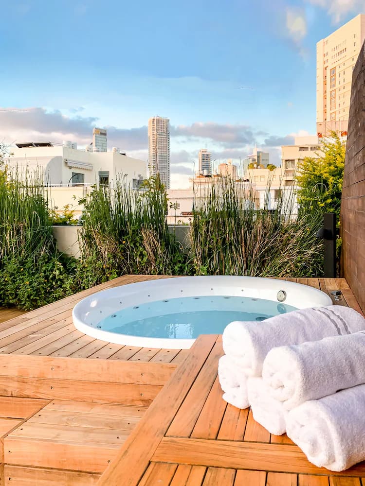 Outdoor spa tub