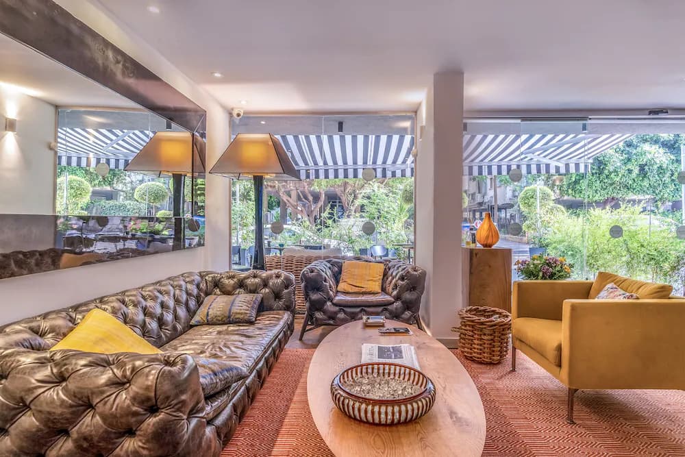 Lobby lounge