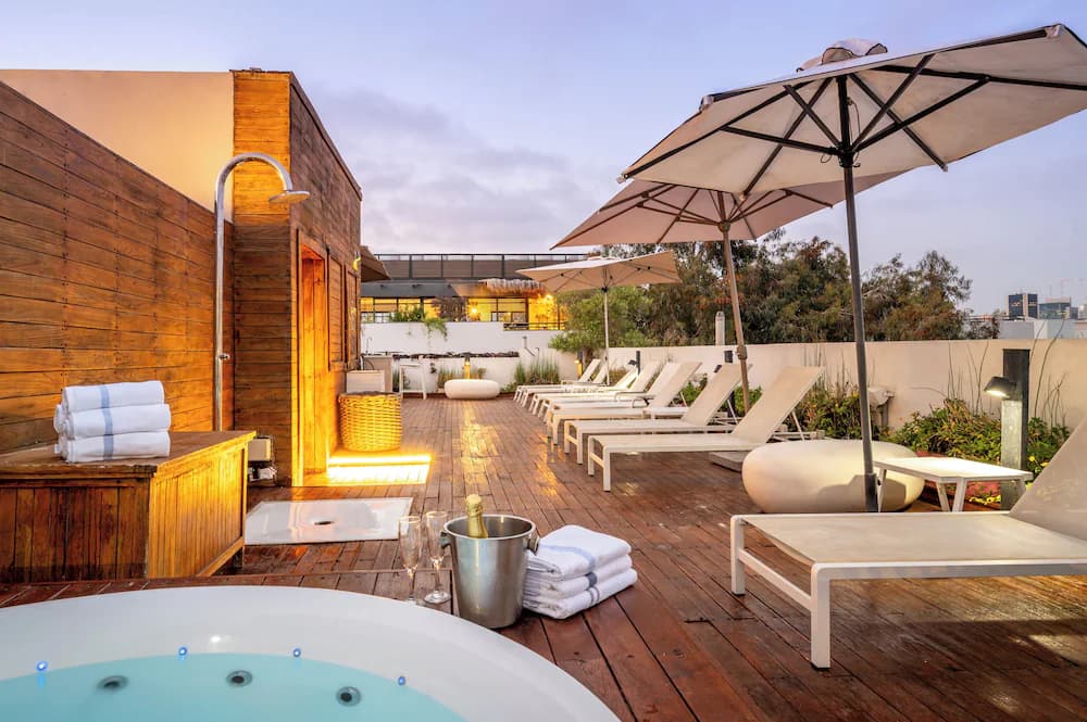 Outdoor spa tub