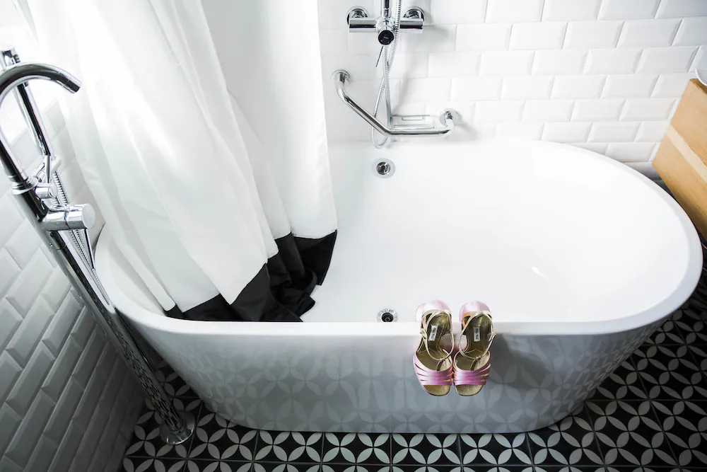 Deep soaking bathtub