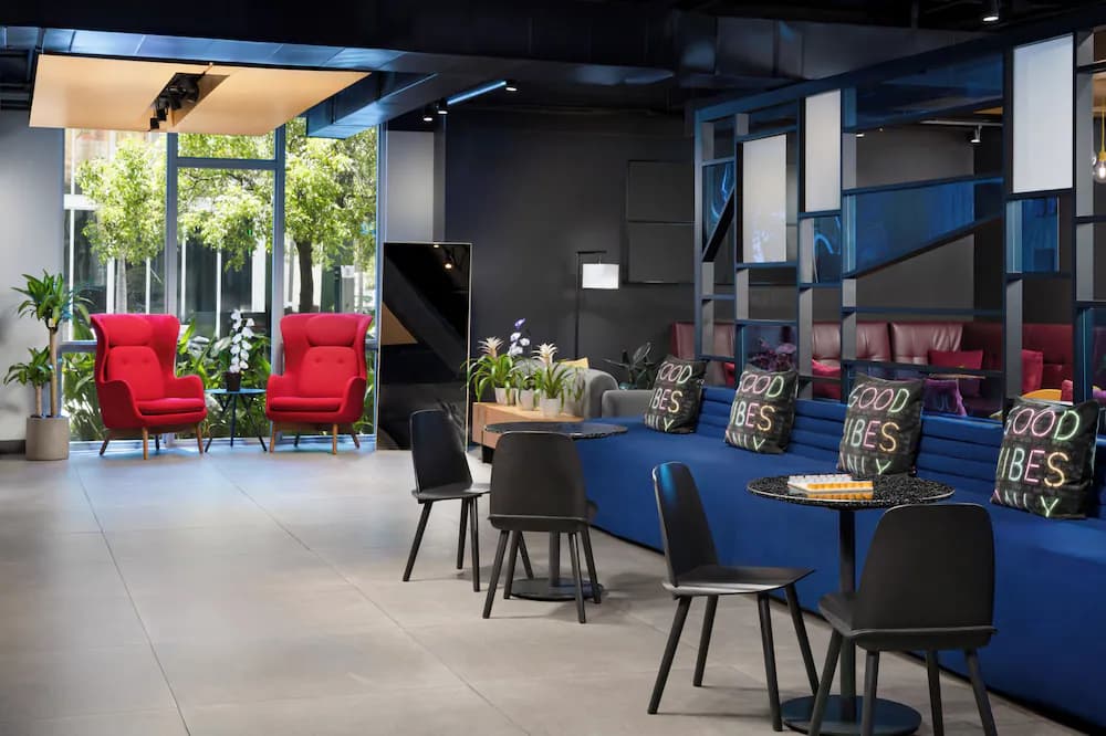 Lobby lounge