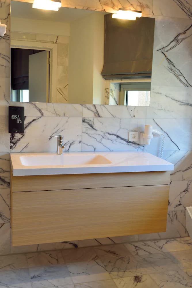 Bathroom sink