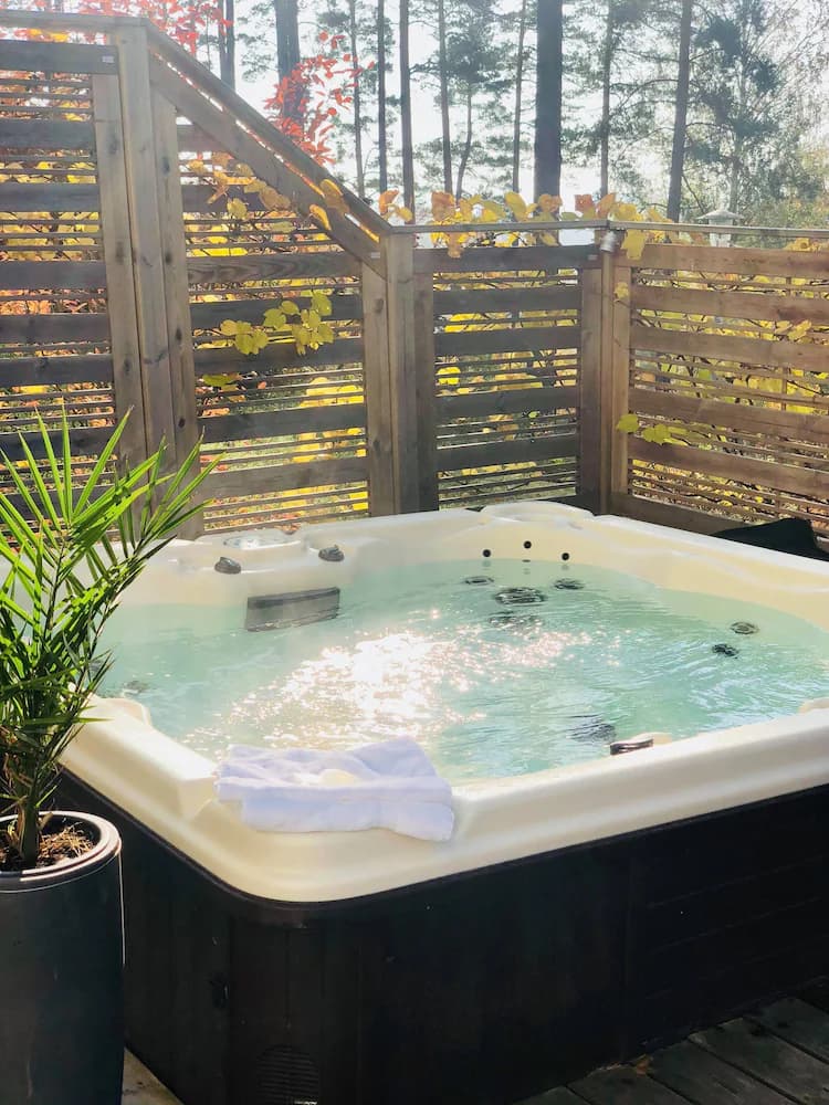 Outdoor spa tub