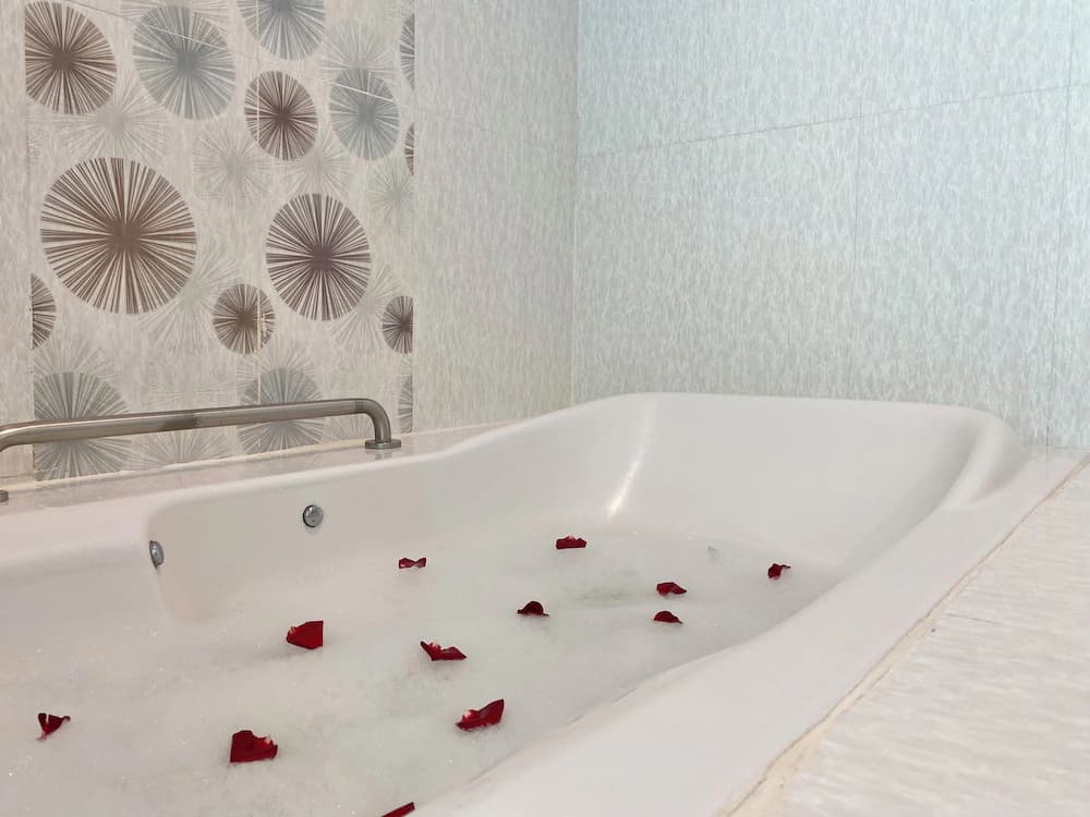 Deep soaking bathtub