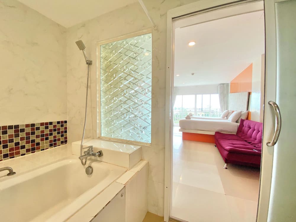 Deep soaking bathtub