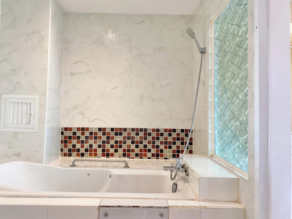 Deep soaking bathtub