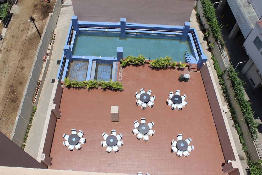 Indoor/outdoor pool
