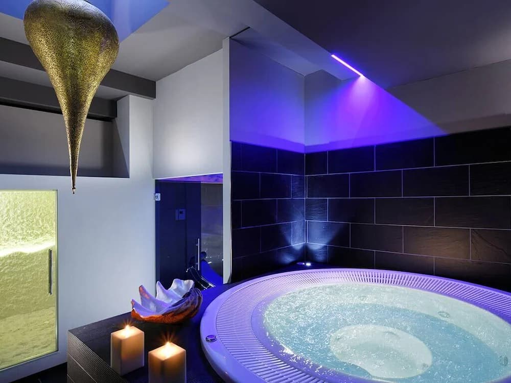 Indoor spa tub