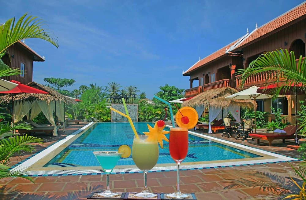 Poolside bar