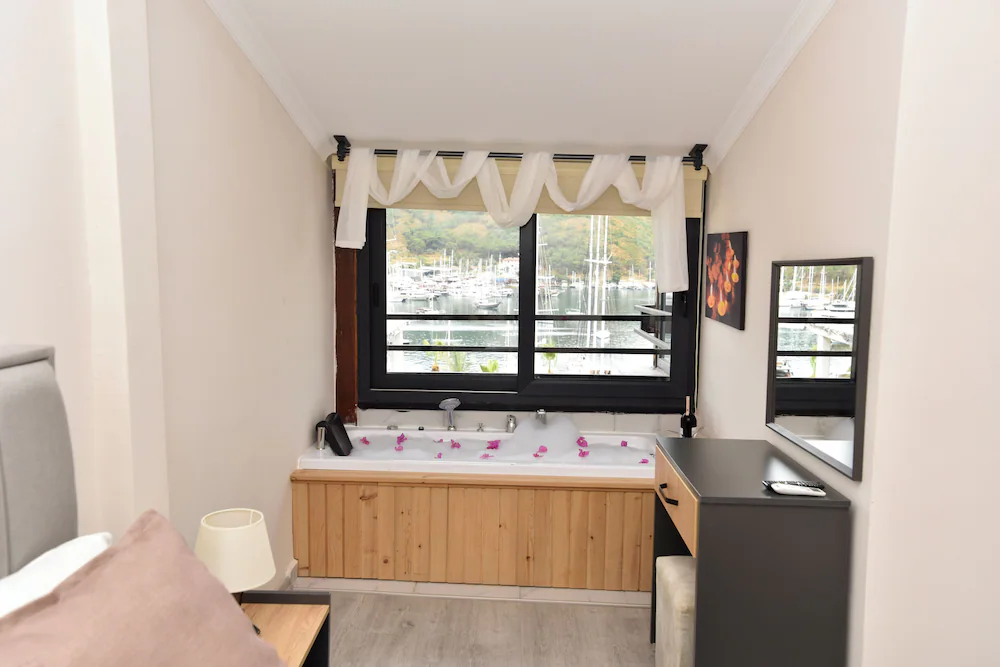 Jetted tub