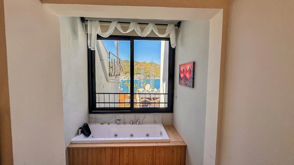 Jetted tub
