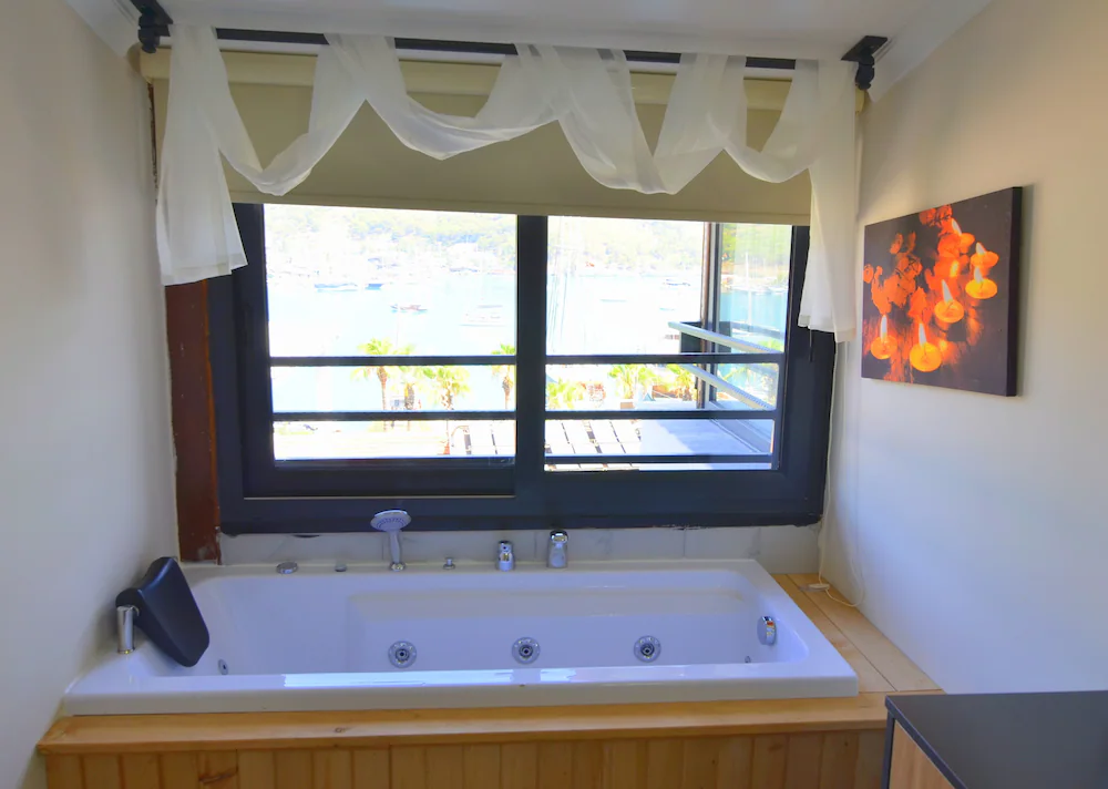 Jetted tub
