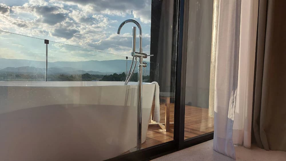 Deep soaking bathtub