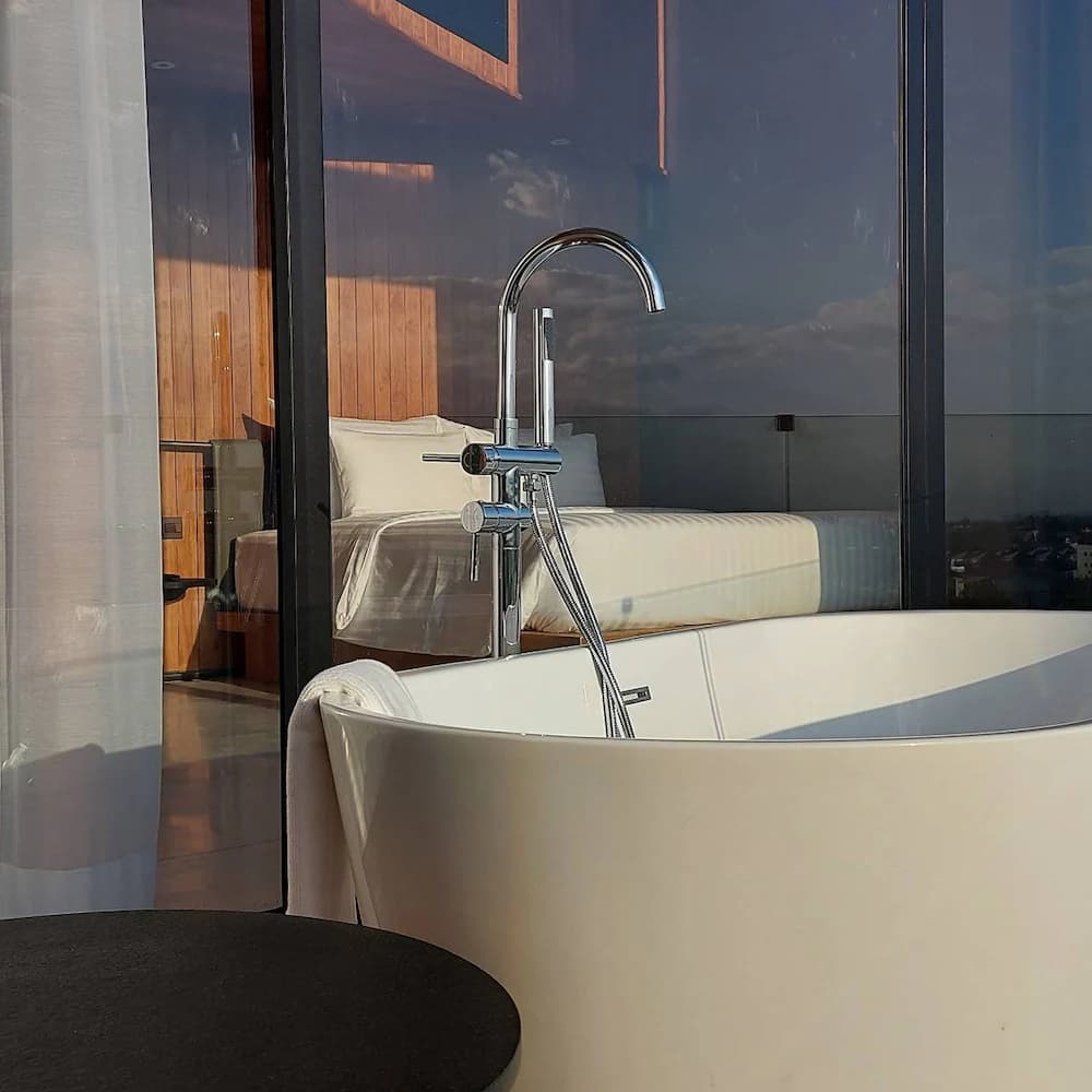 Deep soaking bathtub