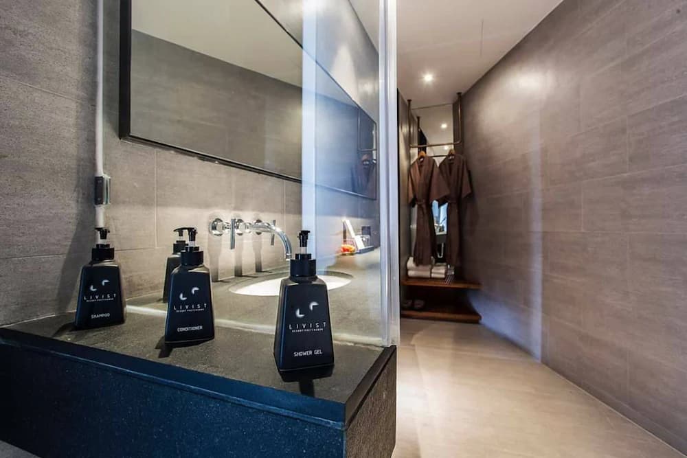 Bathroom amenities