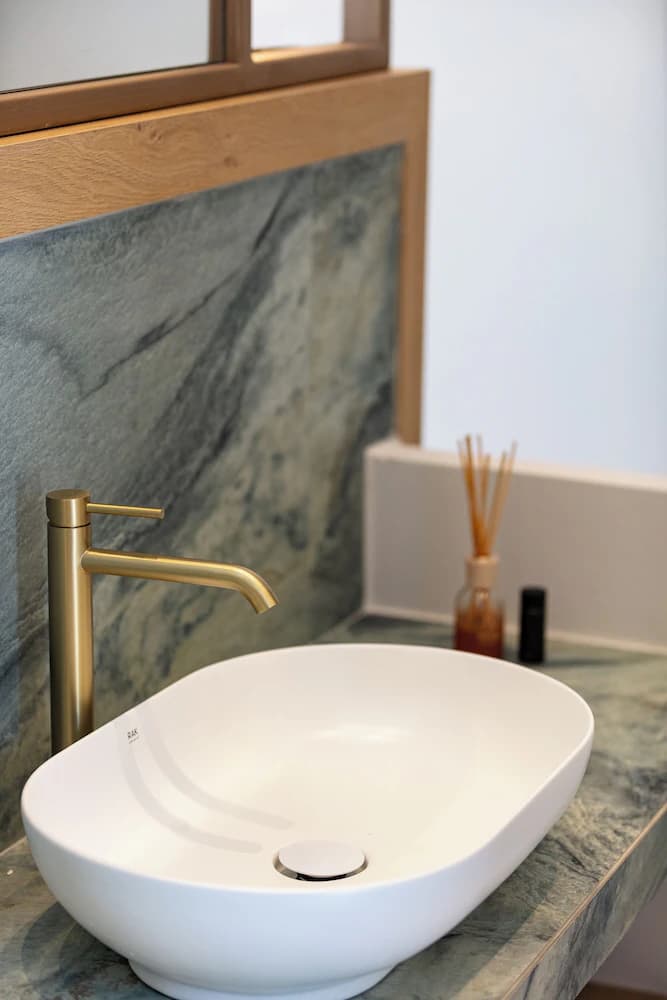 Bathroom sink