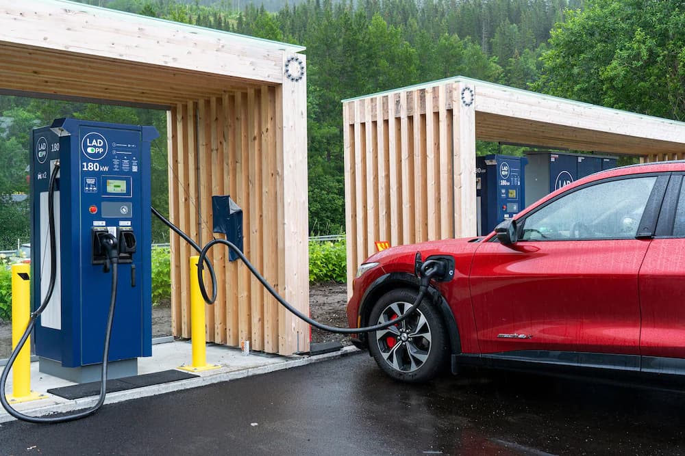 Electric vehicle charging station