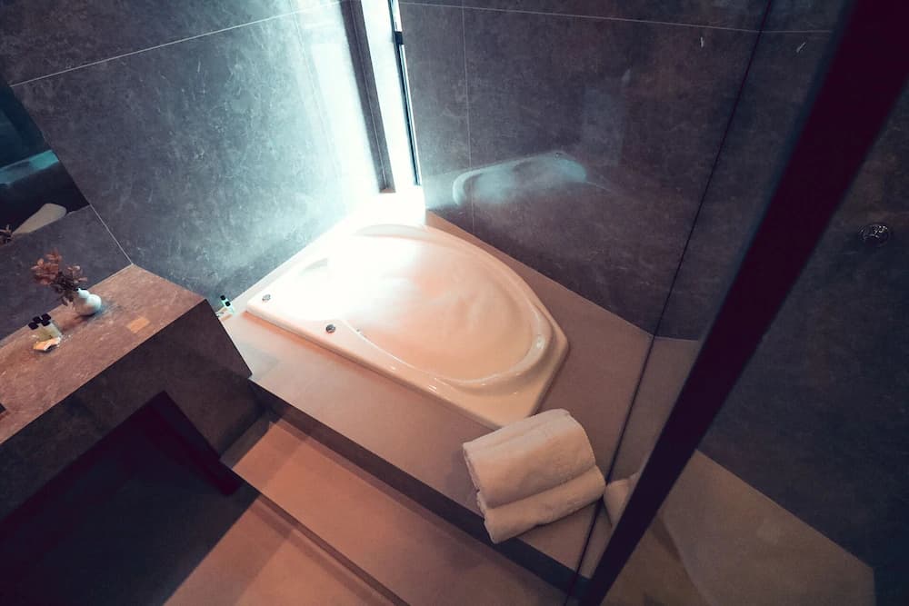 Private spa tub