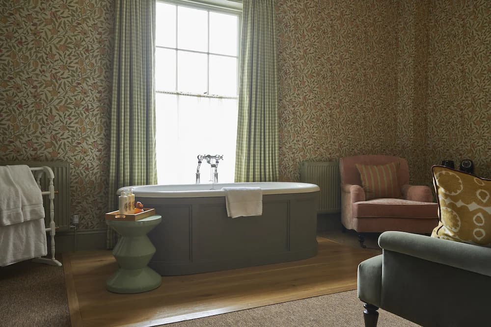 Deep soaking bathtub