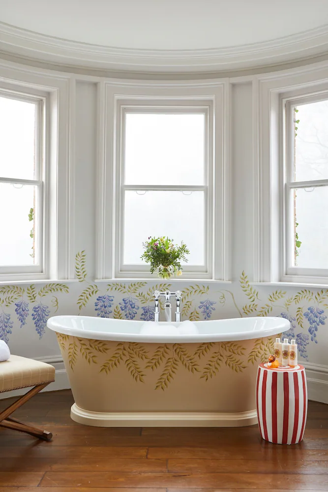 Deep soaking bathtub