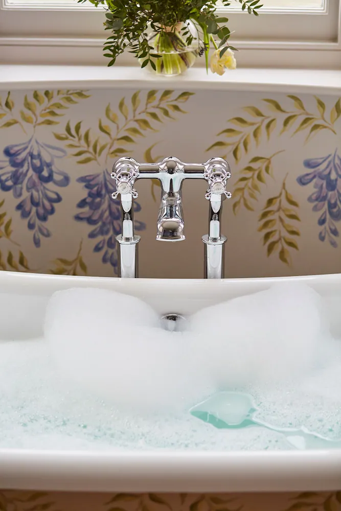 Deep soaking bathtub
