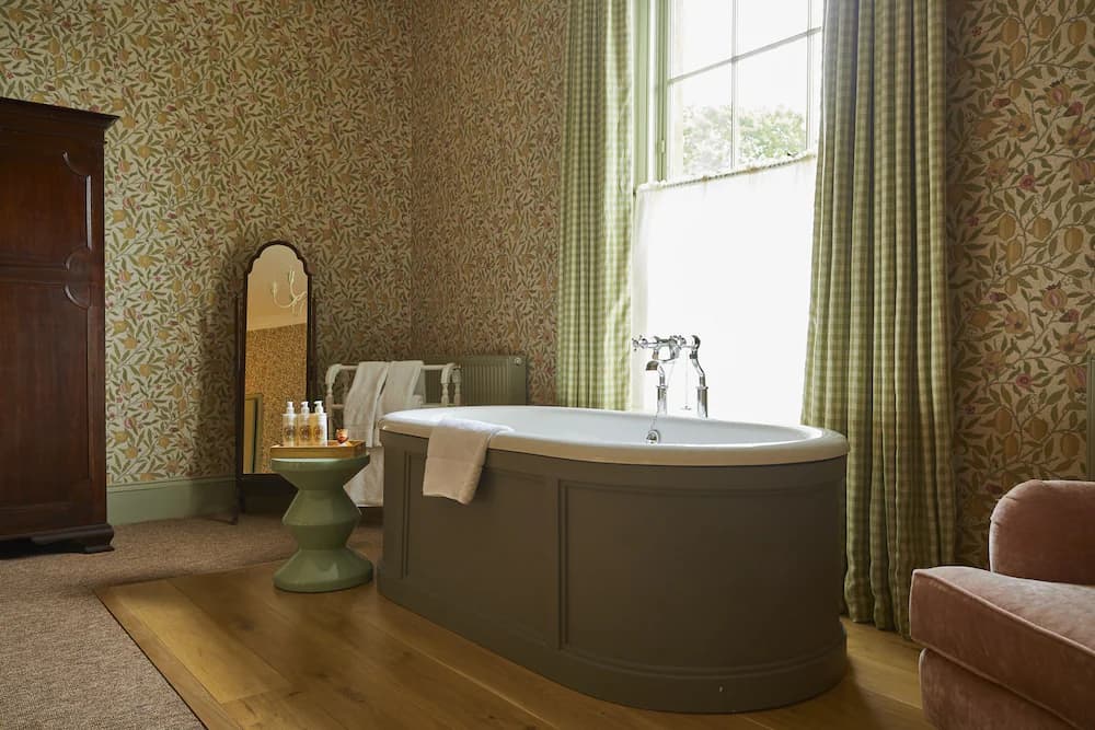 Deep soaking bathtub