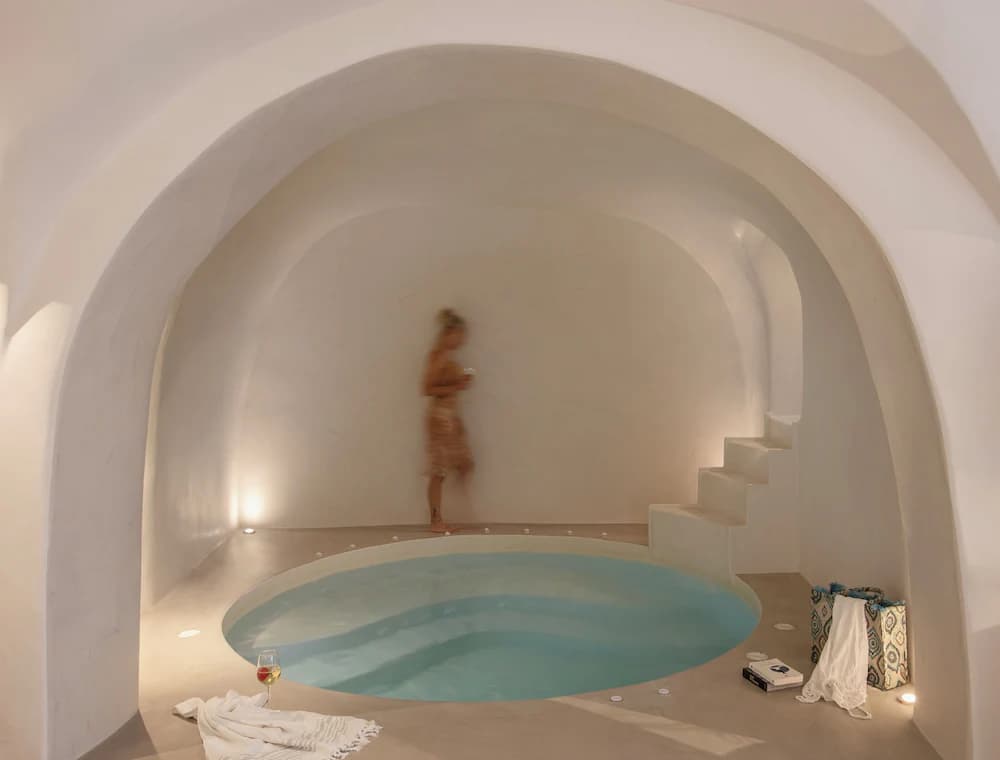 Indoor spa tub