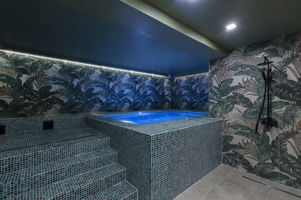 Private spa tub