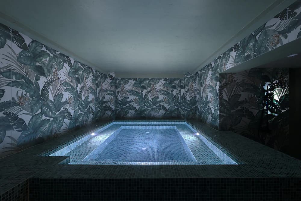 Private spa tub