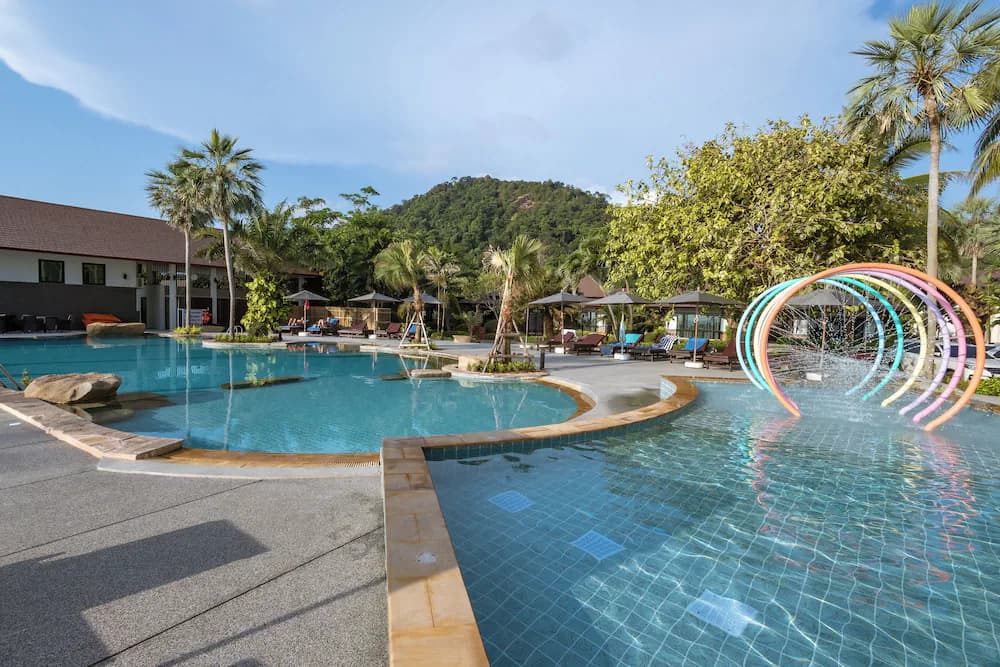 Indoor/outdoor pool