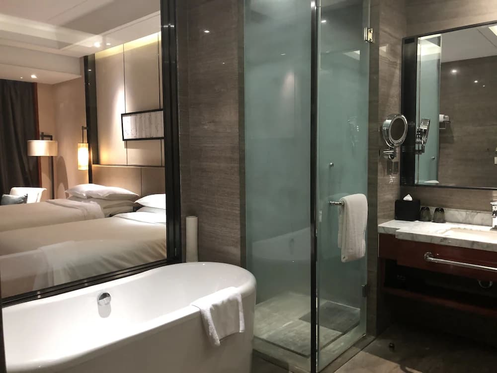 Deep soaking bathtub