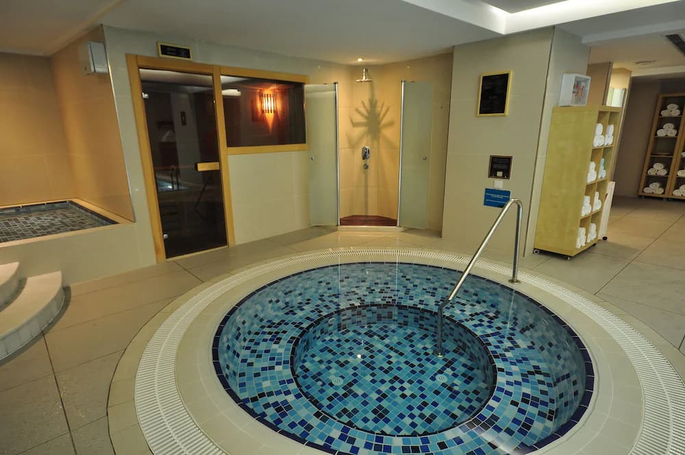 Indoor spa tub