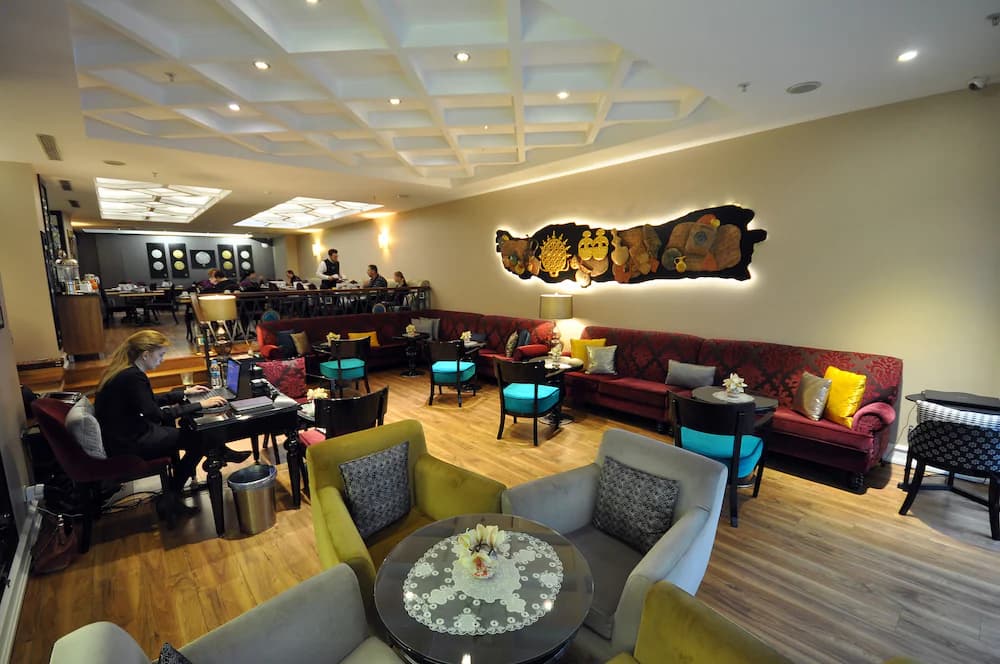 Lobby lounge
