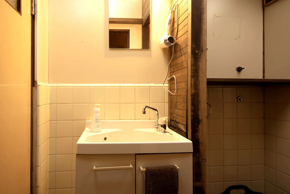 Bathroom sink