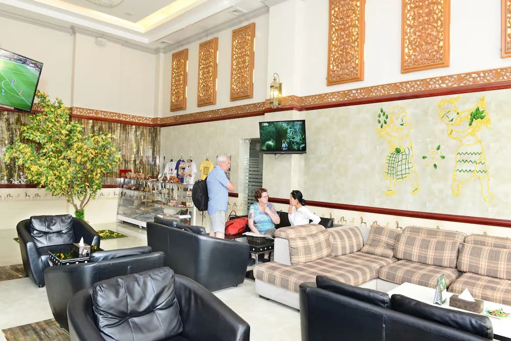 Lobby lounge
