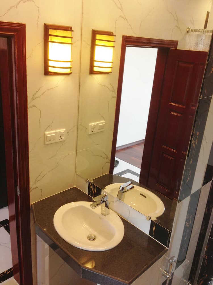 Bathroom sink