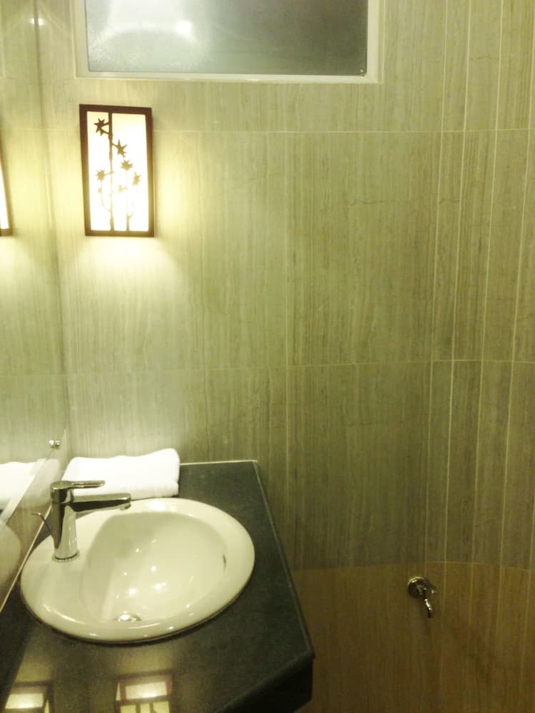 Bathroom sink