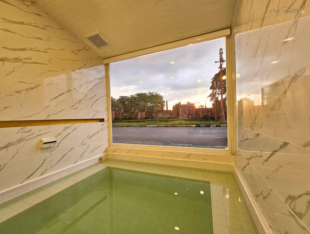 Indoor spa tub