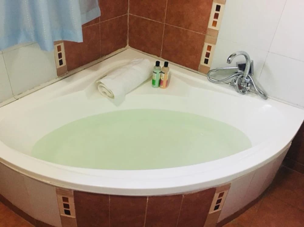 Deep soaking bathtub