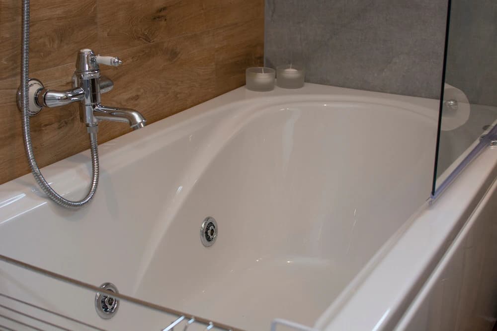 Jetted tub