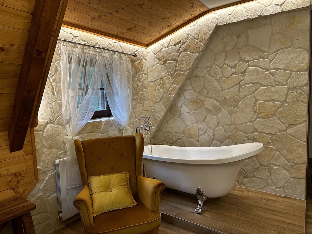 Deep soaking bathtub